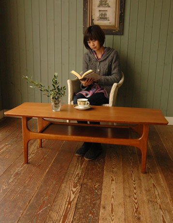 どんなお部屋にもナチュラルに馴染むアンティークコーヒーテーブル