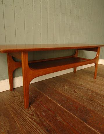 どんなお部屋にもナチュラルに馴染むアンティークコーヒーテーブル