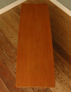 どんなお部屋にもナチュラルに馴染むアンティークコーヒーテーブル