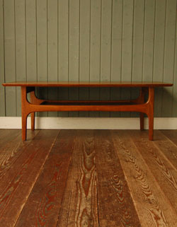 どんなお部屋にもナチュラルに馴染むアンティークコーヒーテーブル