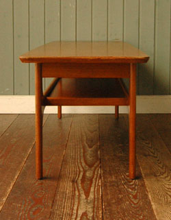 どんなお部屋にもナチュラルに馴染むアンティークコーヒーテーブル