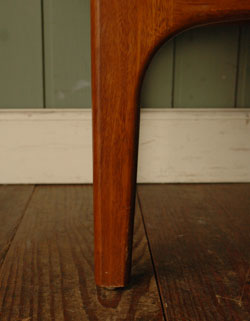 どんなお部屋にもナチュラルに馴染むアンティークコーヒーテーブル