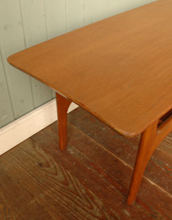 どんなお部屋にもナチュラルに馴染むアンティークコーヒーテーブル