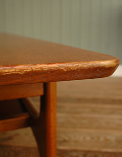 どんなお部屋にもナチュラルに馴染むアンティークコーヒーテーブル