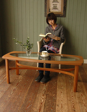 どんなお部屋にもナチュラルに馴染むアンティークコーヒーテーブル