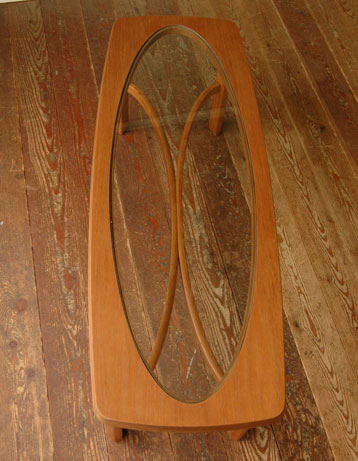 どんなお部屋にもナチュラルに馴染むアンティークコーヒーテーブル