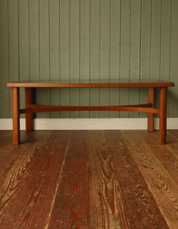 どんなお部屋にもナチュラルに馴染むアンティークコーヒーテーブル