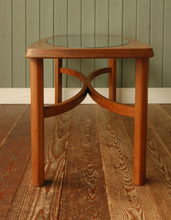 どんなお部屋にもナチュラルに馴染むアンティークコーヒーテーブル