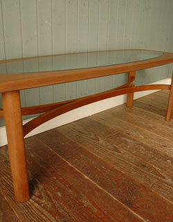 どんなお部屋にもナチュラルに馴染むアンティークコーヒーテーブル