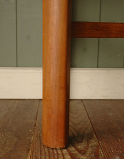 どんなお部屋にもナチュラルに馴染むアンティークコーヒーテーブル