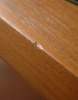 どんなお部屋にもナチュラルに馴染むアンティークコーヒーテーブル