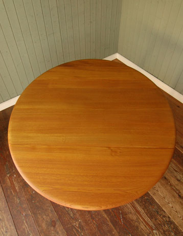 家族で過ごす楽しい時間の中心に!あめ色のアーコールドロップリーフテーブル