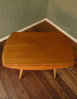 家族で過ごす楽しい時間の中心に!あめ色のアーコールドロップリーフテーブル