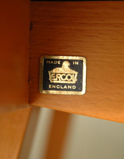 家族で過ごす楽しい時間の中心に!あめ色のアーコールドロップリーフテーブル