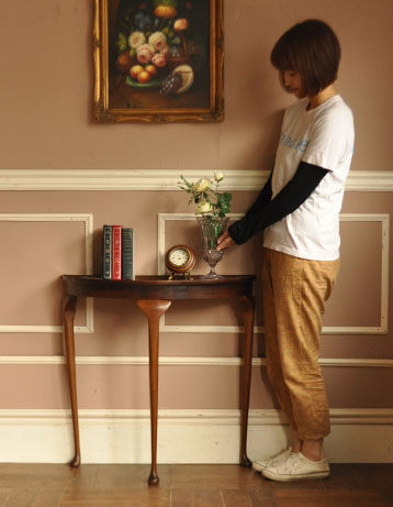 j-1019-f アンティークコンソールテーブルのモデル入り