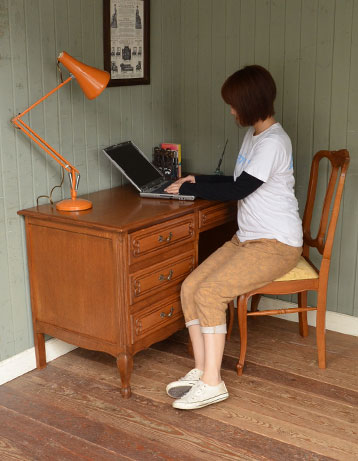 j-1037-f アンティークデスクのモデル入り