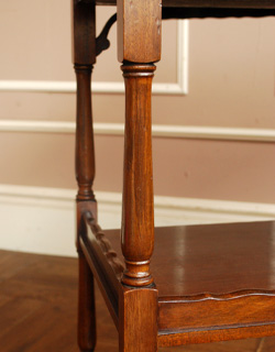 ロイドテーブル アンティーク家具 マホガニー材でできたイギリスのアンティーク家具ゲームテーブル。装飾が美しいので、どこから見ても絵になります。(j-1051-f-1)