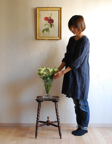 j-1064-f アンティークオケージョナルテーブルのモデル入り