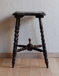 j-1064-f アンティークオケージョナルテーブルの正面