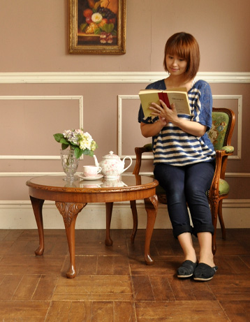 j-1082-f アンティークコーヒーテーブルのモデル入り