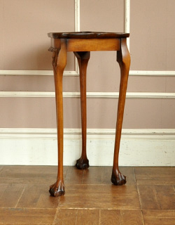 j-1084-f アンティークオケージョナルテーブルの横