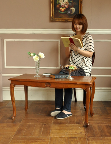 j-1091-f アンティークコーヒーテーブルのモデル入り