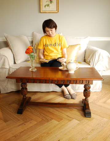 j-1112-f アンティークコーヒーテーブルのモデル入り