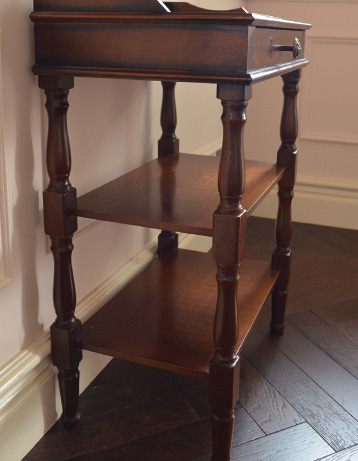 j-1140-f アンティークナイトテーブルのアップ