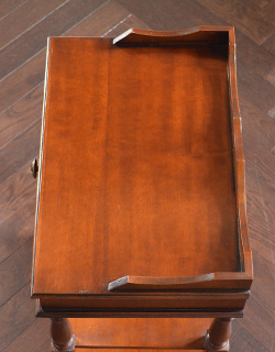 j-1140-f アンティークナイトテーブルの上から