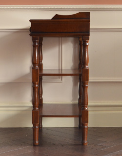 j-1140-f アンティークナイトテーブルの横