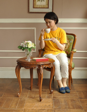 j-1145-f アンティークコーヒーテーブルのモデル入り