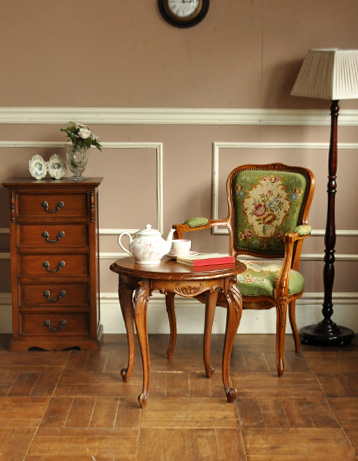 j-1145-f アンティークコーヒーテーブルの寝室