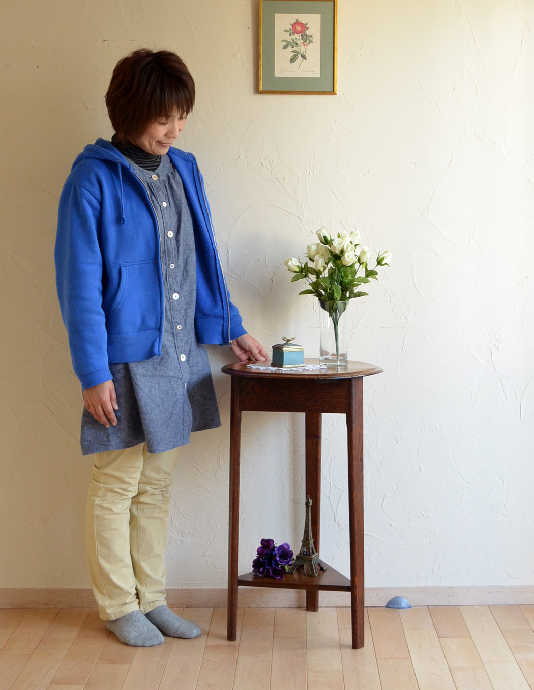 アンティークのテーブル　アンティーク家具　シンプルなアンティークの英国家具、真っ直ぐ脚のオケージョナルテーブル。お部屋の片隅に置いてあるだけでオシャレな空気に！（モデルの身長は163cmです）【 全体 】幅45×奥行44×高さ73.5cm。(j-1166-f)