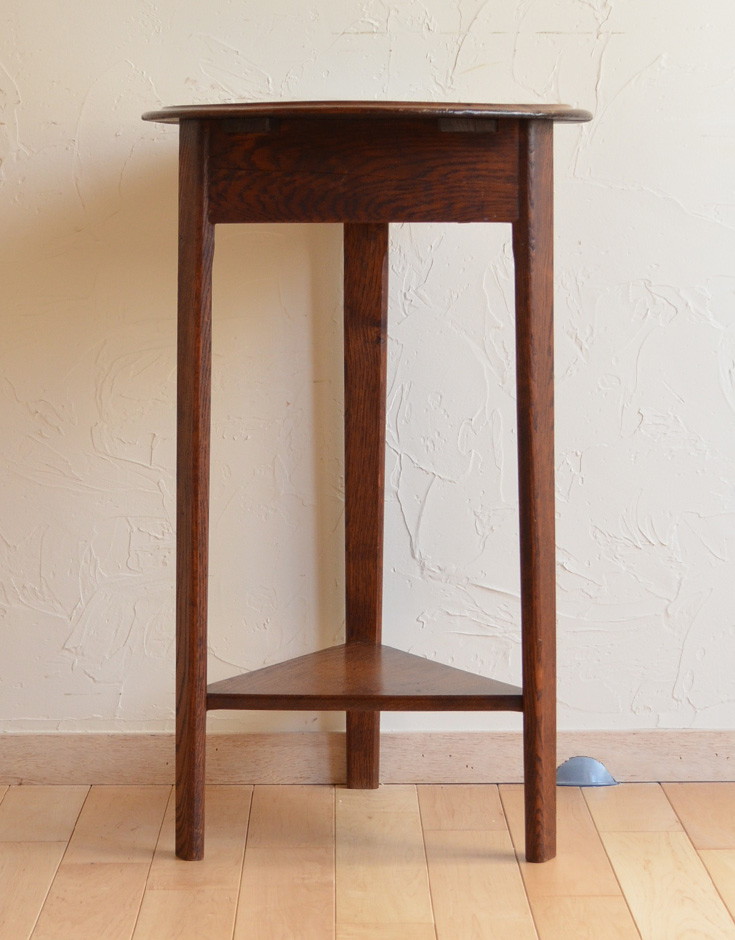 アンティークのテーブル　アンティーク家具　シンプルなアンティークの英国家具、真っ直ぐ脚のオケージョナルテーブル。どこでも使える便利なオケージョナルテーブル。(j-1166-f)