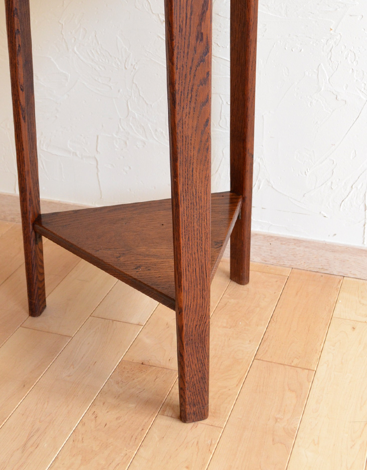 アンティークのテーブル　アンティーク家具　シンプルなアンティークの英国家具、真っ直ぐ脚のオケージョナルテーブル。真っ直ぐに伸びたキレイな脚です。(j-1166-f)