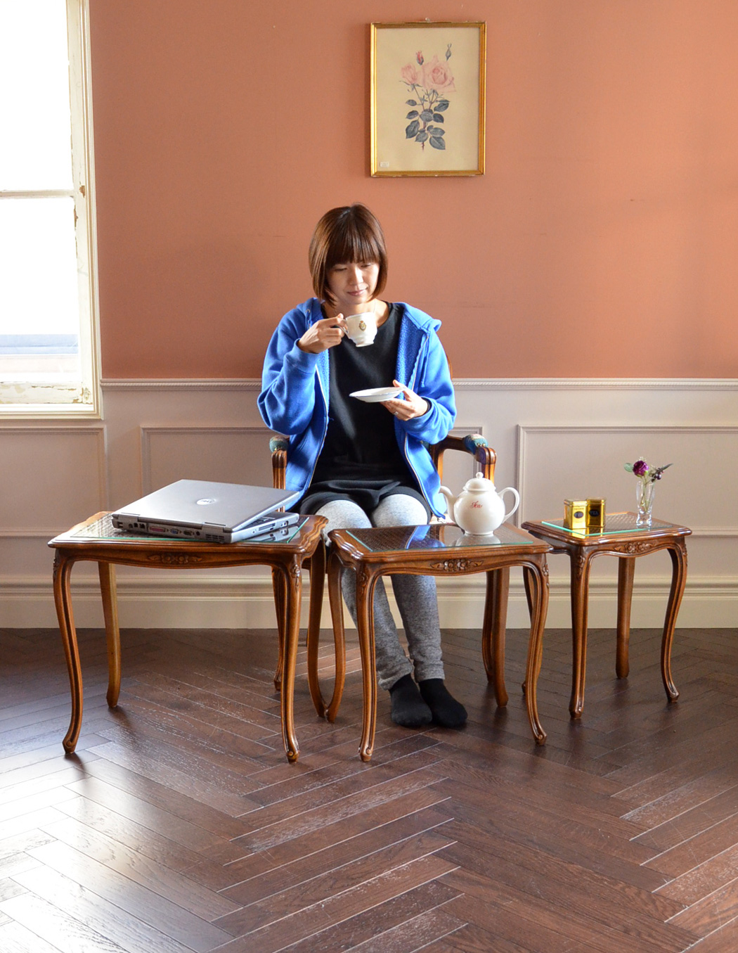 j-1193-f アンティークネストテーブルのモデル入り