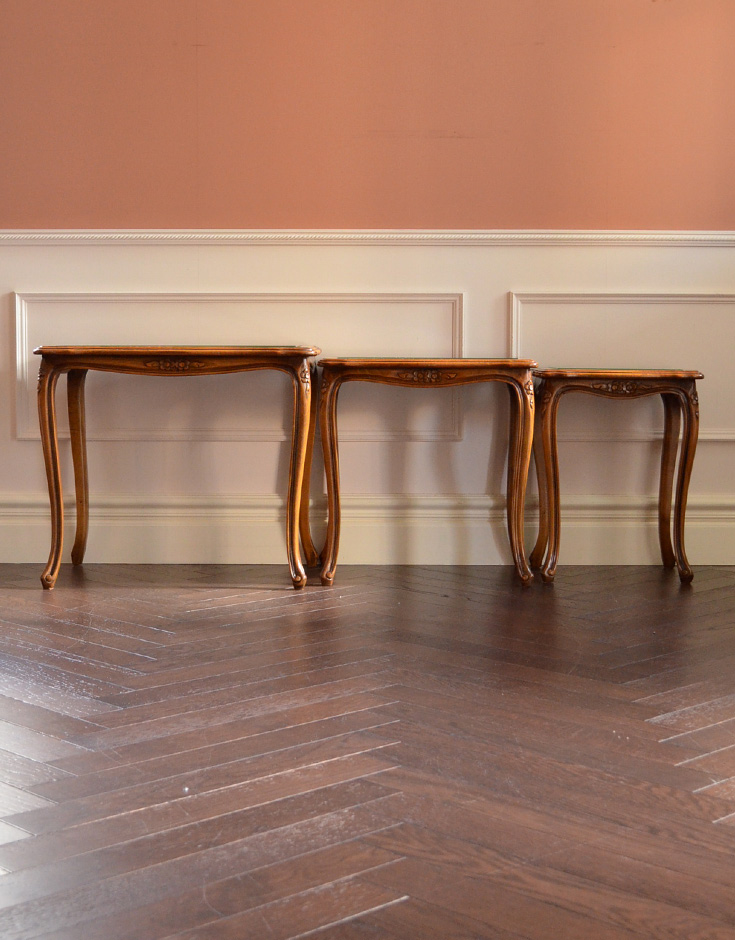 j-1193-f アンティークネストテーブルの横