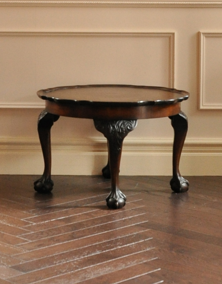 j-1230-f アンティークコーヒーテーブルの前