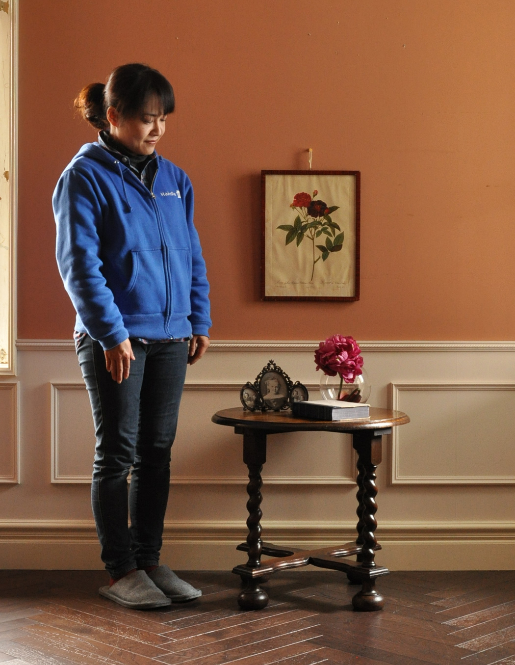 j-1240-f アンティークオケージョナルテーブルのモデル入り