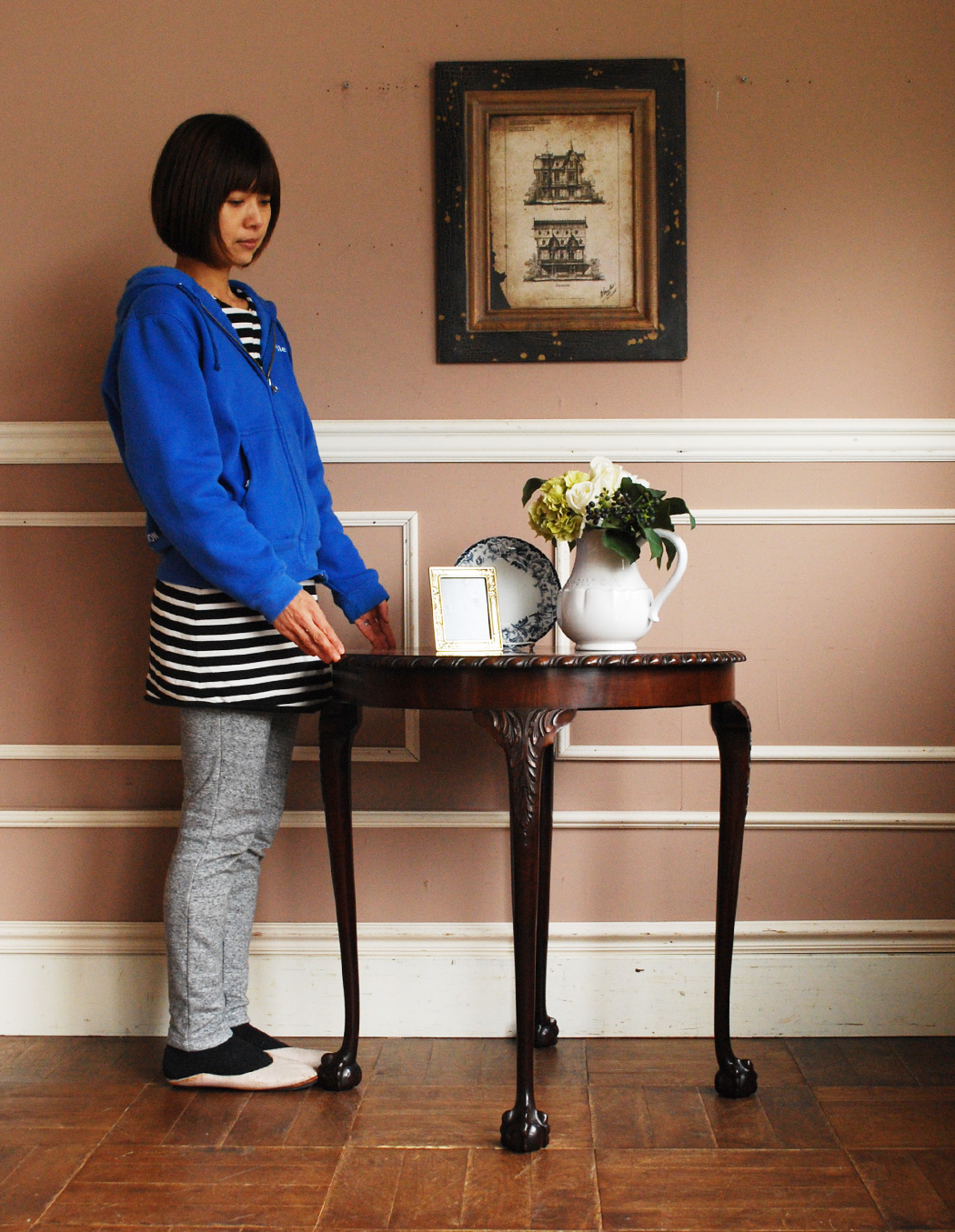 j-1242-f アンティークオケージョナルテーブルのモデル入り