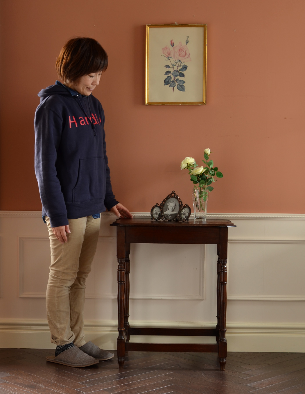 j-1257-f アンティークオケージョナルテーブルのモデル入り