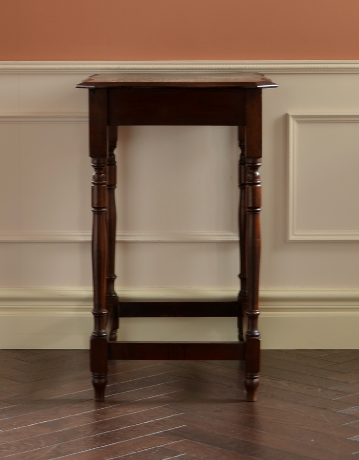 j-1257-f アンティークオケージョナルテーブルの横