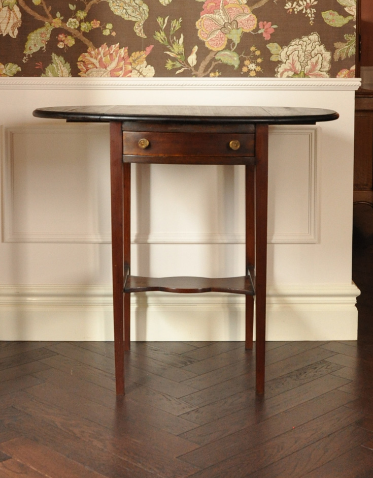 j-1266-f アンティークオケージョナルテーブルの前