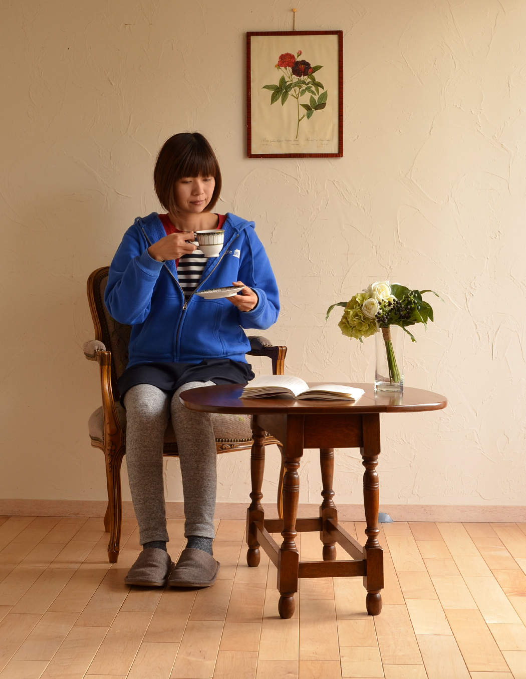 j-1286-f アンティークバタフライコーヒーテーブルのモデル入り