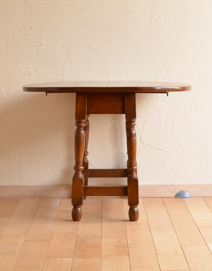 j-1286-f アンティークバタフライコーヒーテーブルの前