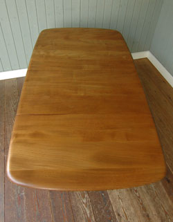 ダイニングテーブルもデスクも１台で楽しめるドロップリーフ テーブル