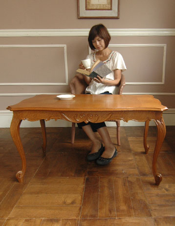 リビングでお友達とくつろぎのひととき
フランスのアンティーク　サロンテーブル