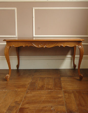 リビングでお友達とくつろぎのひととき
フランスのアンティーク　サロンテーブル