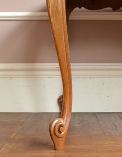 リビングでお友達とくつろぎのひととき
フランスのアンティーク　サロンテーブル