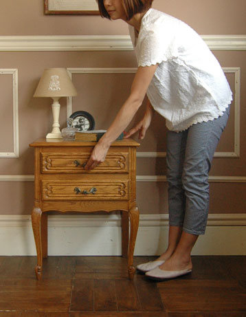 可愛くってガーリーなのに大人っぽい
フランスの小さなナイトテーブル